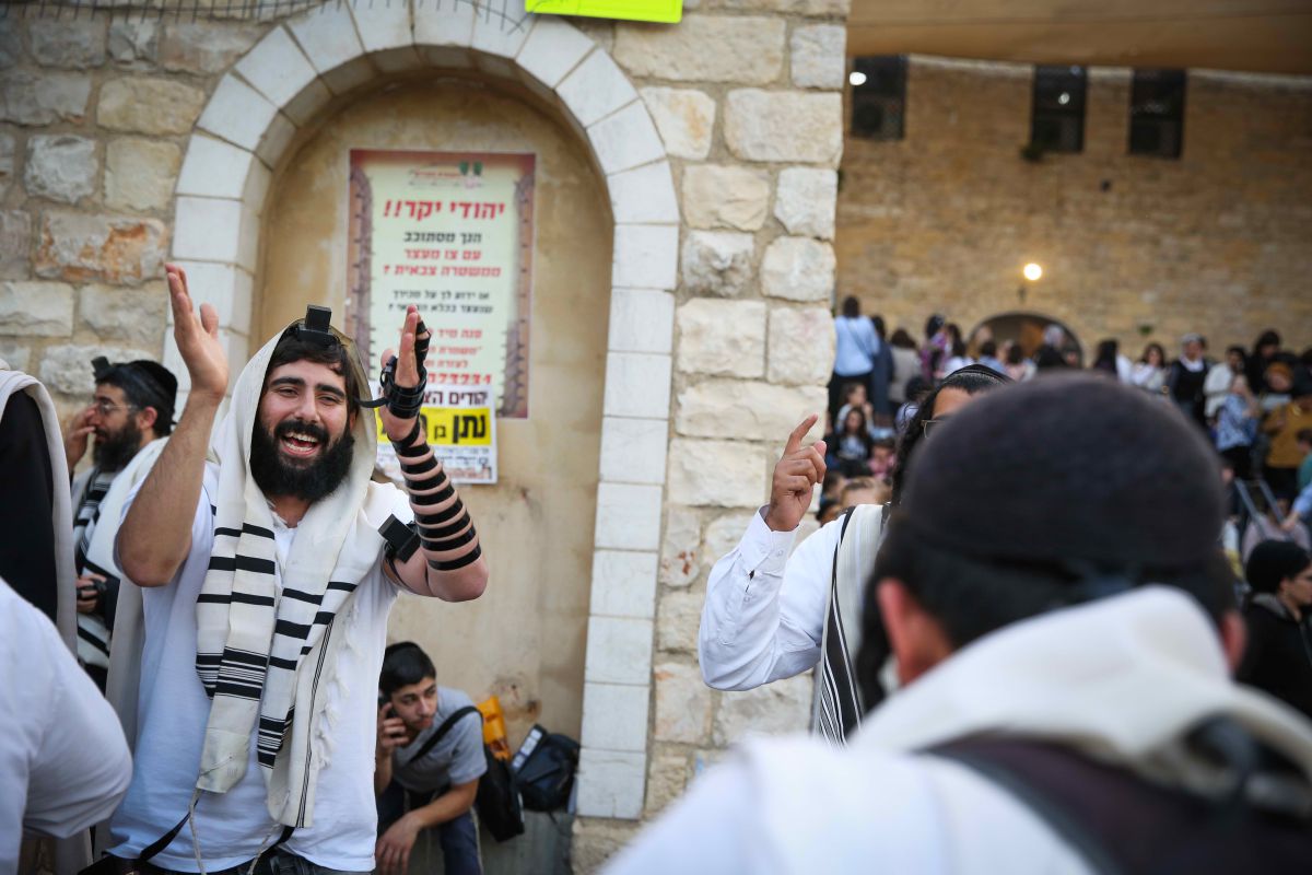 ל"ג שמח: אלפים חוגגים במירון• צפו בגלריה