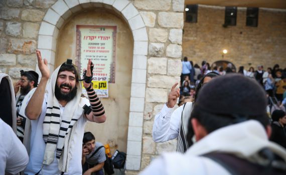 ל"ג שמח: אלפים חוגגים במירון• צפו בגלריה