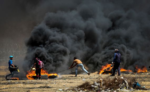 עשרות אלפים מפגינים בגבול עזה; 41 הרוגים