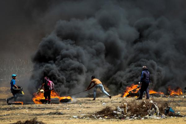 עשרות אלפים מפגינים בגבול עזה; 41 הרוגים