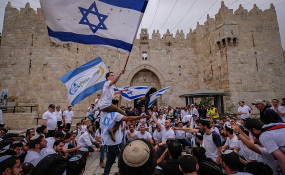 גלריית ענק: ריקוד דגלים בעיר העתיקה