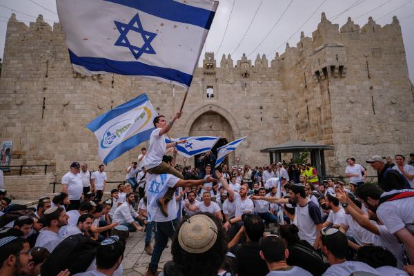 גלריית ענק: ריקוד דגלים בעיר העתיקה