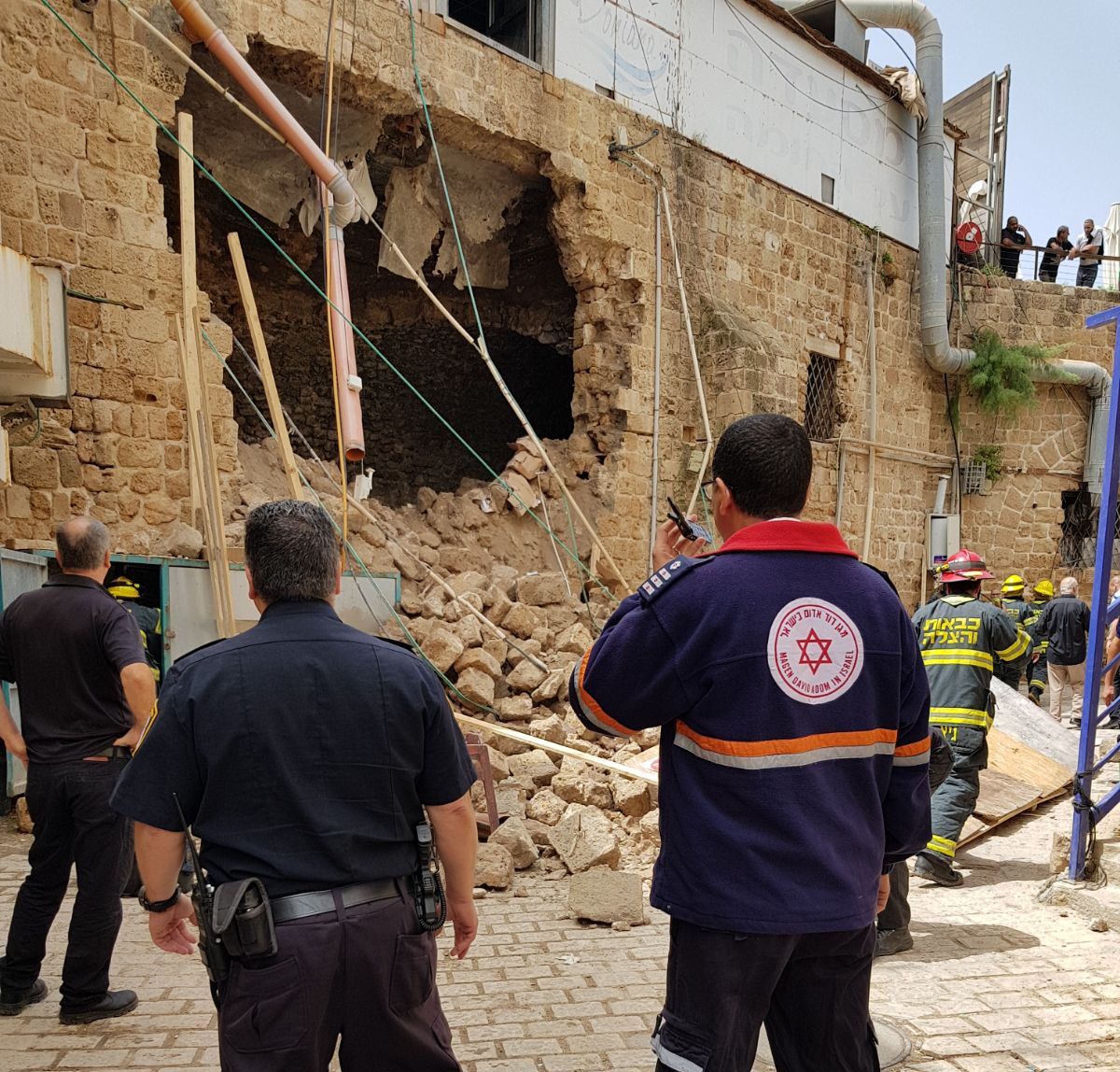 קריסת חומה בעכו העתיקה. הוסר החשש ללכודים
