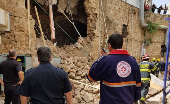 קריסת חומה בעכו העתיקה. הוסר החשש ללכודים