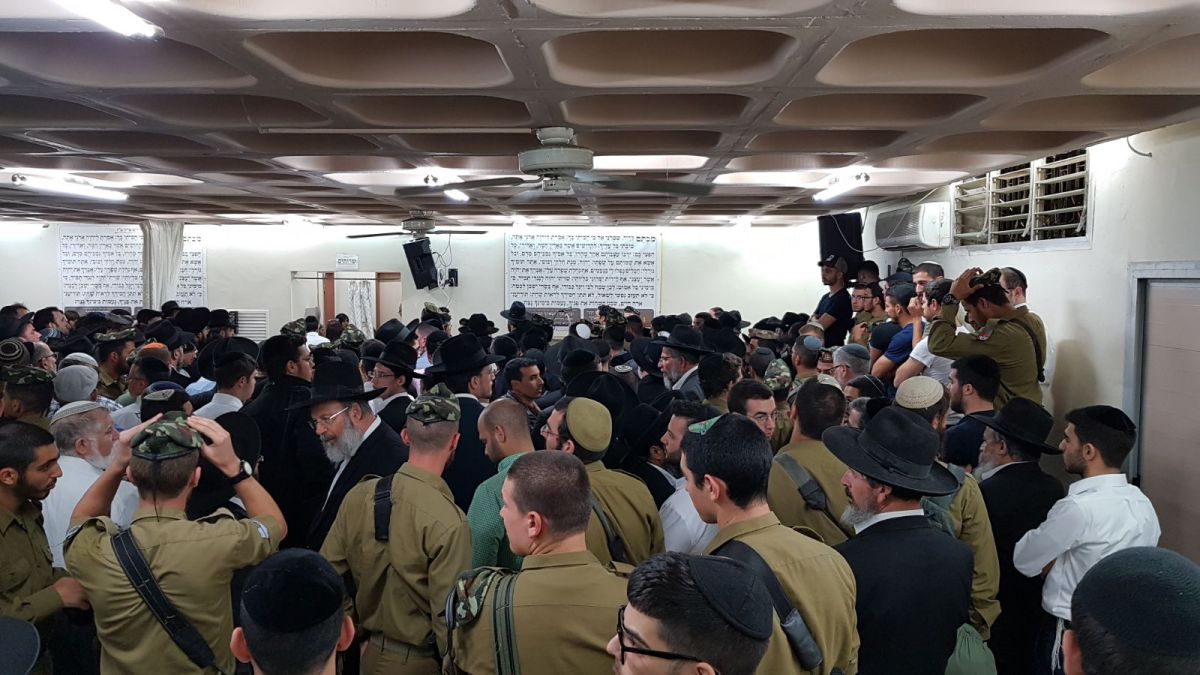 מאות נענו לקריאה והשתתפו בהלווית החייל