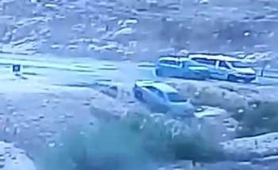 צפו: הרכב של 'אספקלריא' הידרדר לתעלה