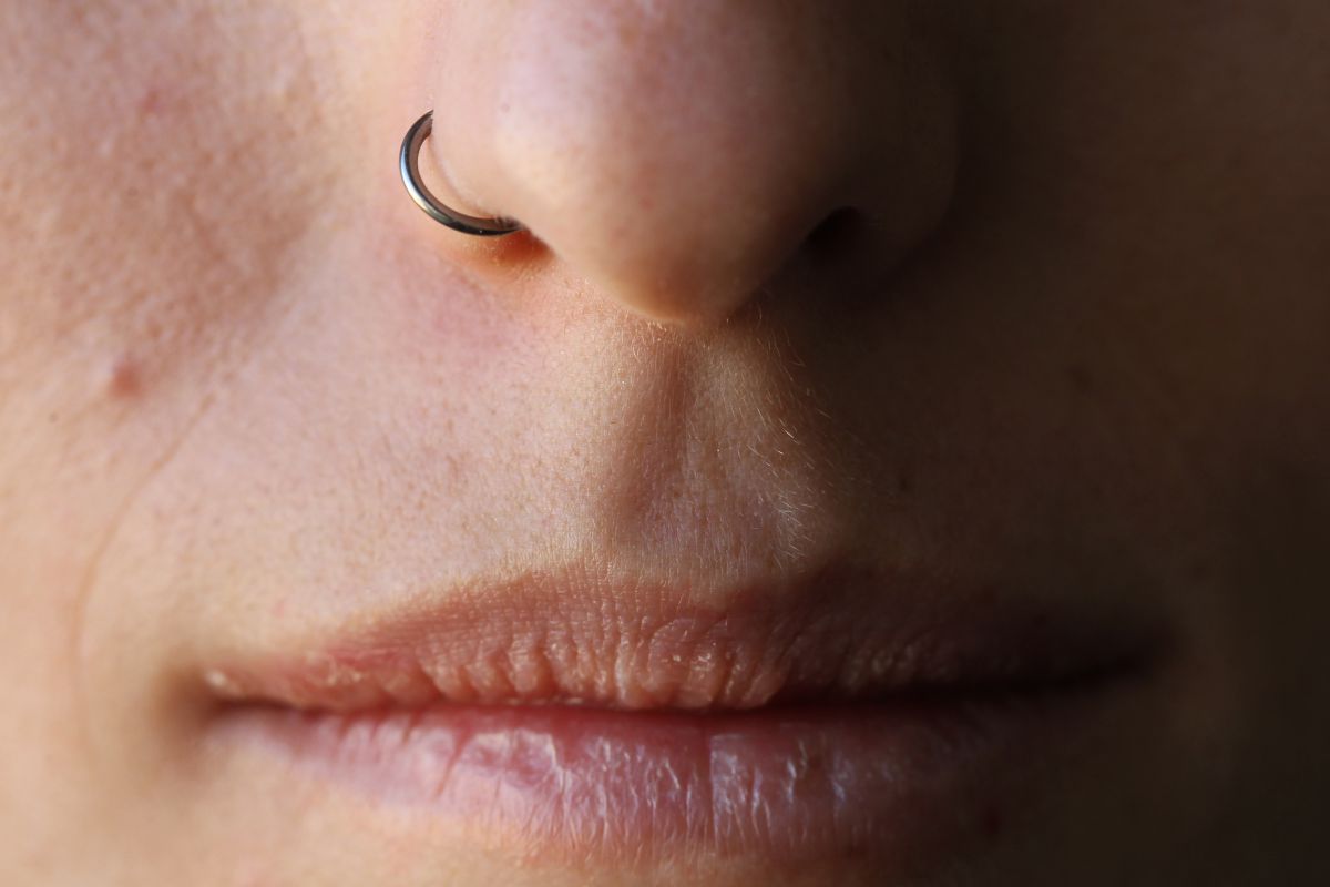 שו"ת: האם מותר לנשים ללכת עם נזם באף?