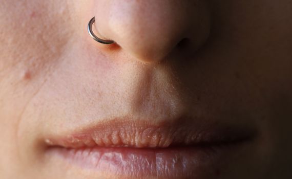 שו"ת: האם מותר לנשים ללכת עם נזם באף?