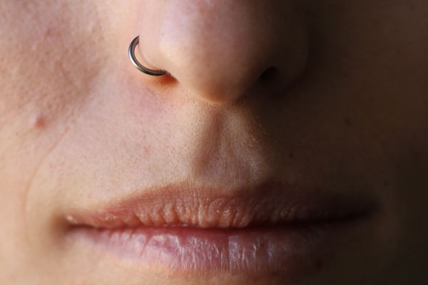 שו"ת: האם מותר לנשים ללכת עם נזם באף?