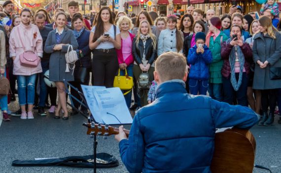 הסוף למטבעות? המהלך שיהפוך אמני רחוב לעשירים