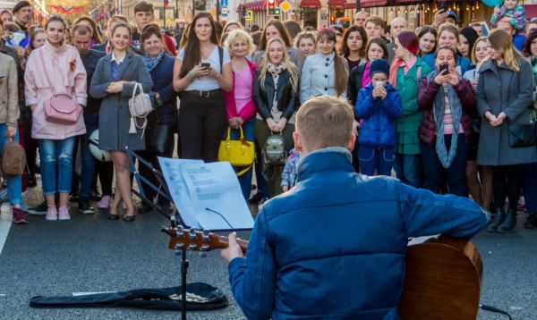 הסוף למטבעות? המהלך שיהפוך אמני רחוב לעשירים