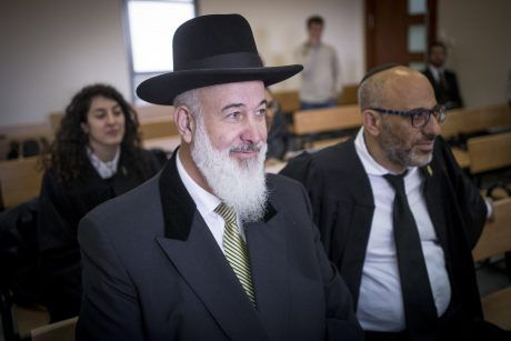 הרב יונה מצגר הגיש לנשיא בקשת חנינה