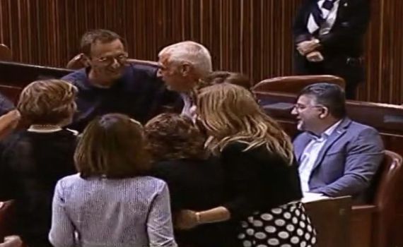 באופוזיציה חוגגים: החוק עבר, בן ארי ואוחנה ייענשו