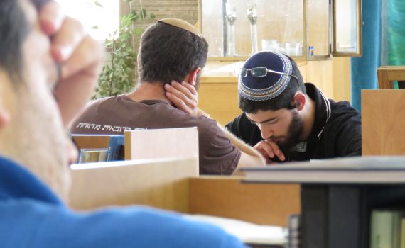 מאות בני נוער במחנה לזכרו של הרב איתמר בן גל הי"ד