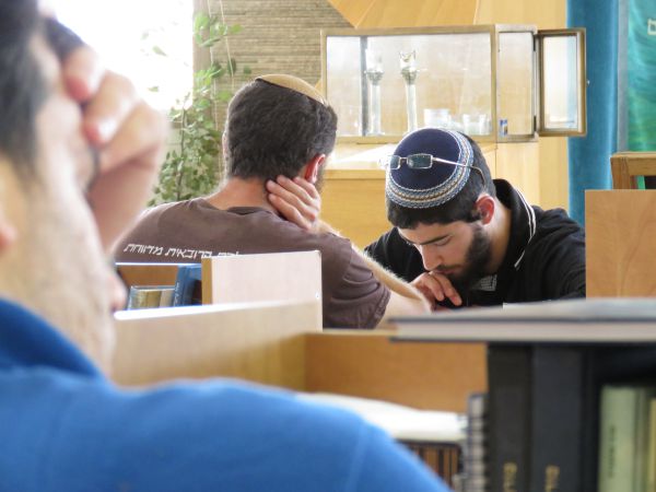 מאות בני נוער במחנה לזכרו של הרב איתמר בן גל הי"ד