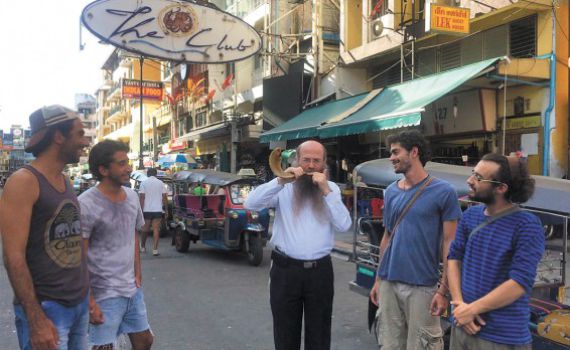 להיזהר בכבוד המלך אבל לאכול כשר: כל האפשרויות בבית חב"ד בנגקוק