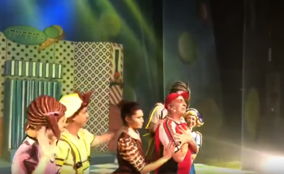 צפו: יובל המבולבל פורץ בדמעות על הבמה