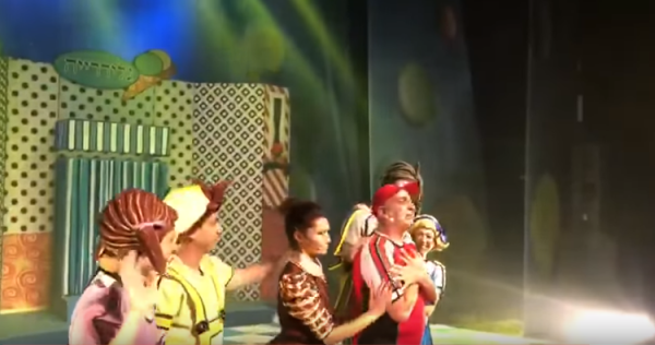 צפו: יובל המבולבל פורץ בדמעות על הבמה