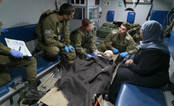 צפו: צה"ל מטפל בפצועים סורים שהועברו לישראל