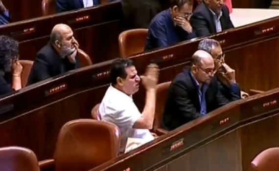 עודה ניסה להפריע לדיכטר וחטף שטיפה בערבית. צפו