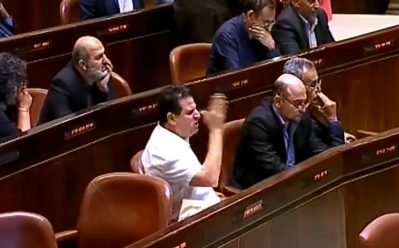 עודה ניסה להפריע לדיכטר וחטף שטיפה בערבית. צפו