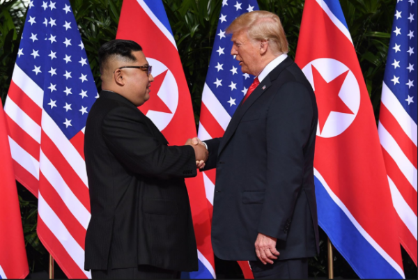 מרתק • חיוך ועצבנות: ניתוח שפת הגוף של טראמפ וקים