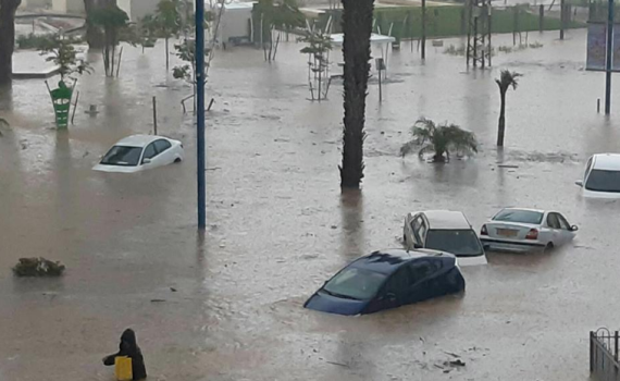 באמצע הקיץ: רחובות הוצפו, מכוניות שקעו