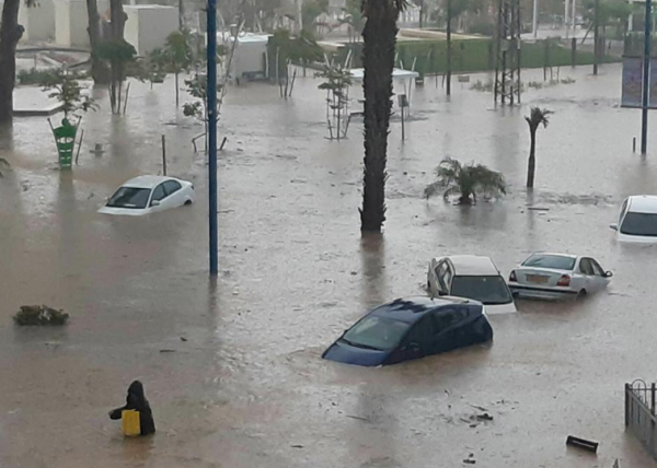 באמצע הקיץ: רחובות הוצפו, מכוניות שקעו