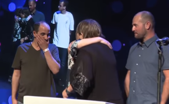 הוריה של ההרוגה בשטפון קיבלו תעודה במקומה. צפו