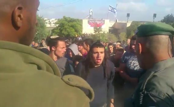 אלפי אנשים בנתיב האבות; עצור ראשון במקום. צפו