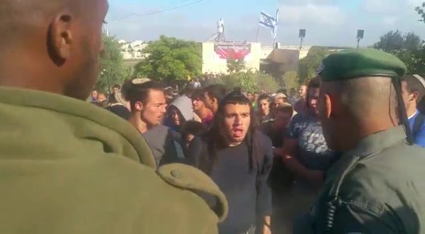 אלפי אנשים בנתיב האבות; עצור ראשון במקום. צפו