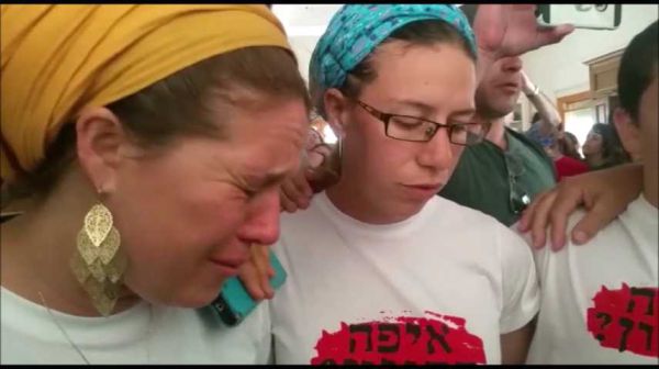 בשירה ובדמעות: תושבי נתיב האבות מפונים מביתם