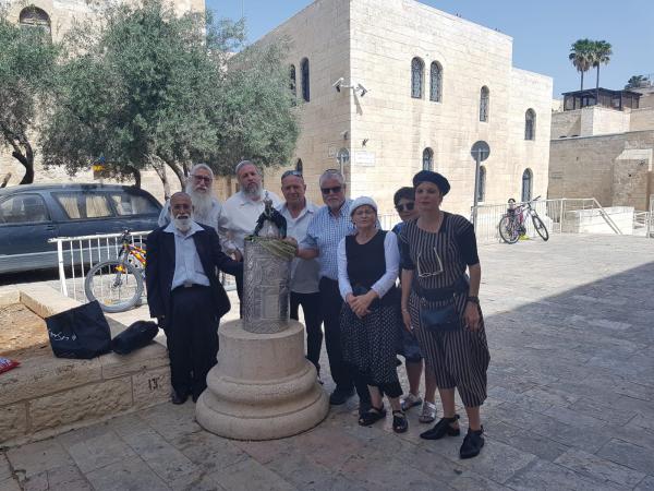 לאחר שנה: ספר התורה של הרב גץ חזר לירושלים