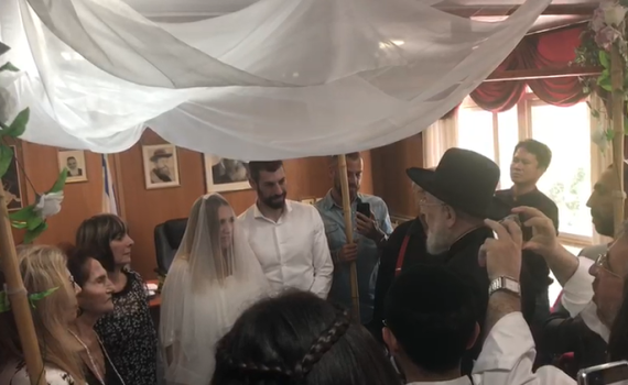 מזל טוב: מגיש הטלוויזיה התחתן בלשכת הרב לאו