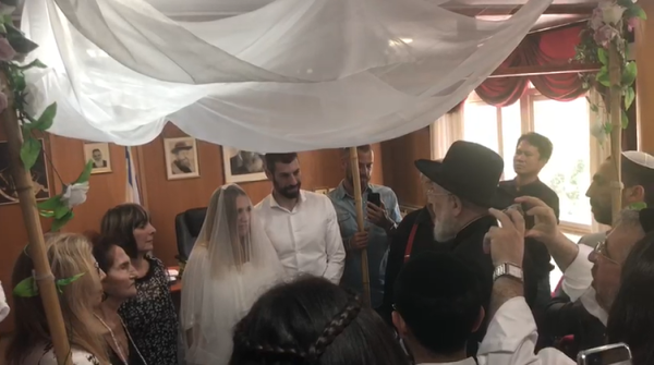 מזל טוב: מגיש הטלוויזיה התחתן בלשכת הרב לאו