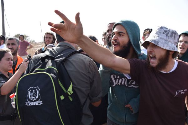 "התנגדות חריגה" בפינוי בתפוח: פצועים ועצורים במקום