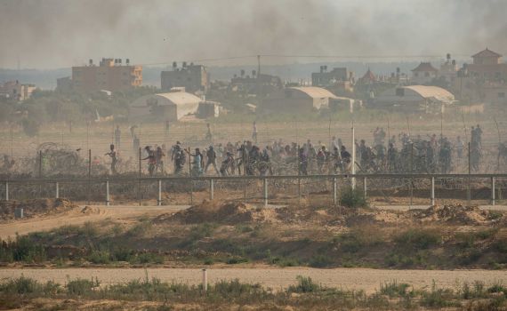 רימון ועפיפון תבערה; תיעוד מההפגנות האלימות בעזה