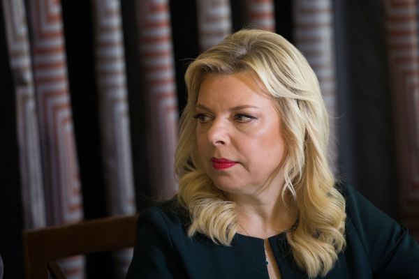 המשטרה הצהירה: שרה נתניהו חשודה בקבלת שוחד