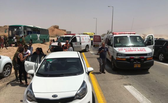 שמונה פצועים בתאונה קשה בין אוטובוס למשאית