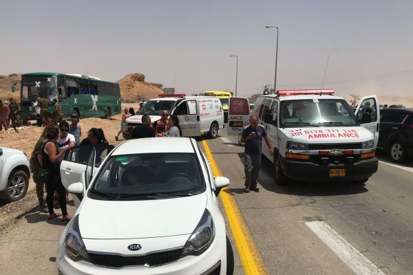 שמונה פצועים בתאונה קשה בין אוטובוס למשאית
