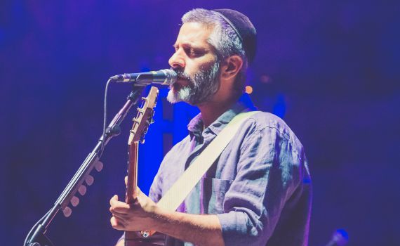 אביתר בנאי מופיע בגולה: מפגש, צלילים ושיחה על רוח והשראה