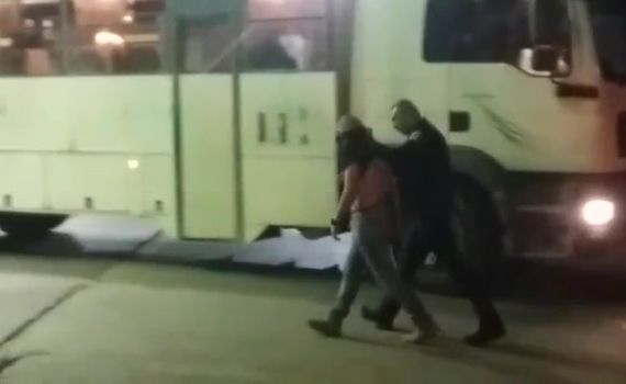 החל הפינוי בתפוח מערב; עימותים במקום. צפו בתיעוד