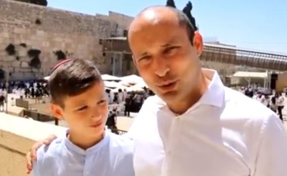 בלי הרצל: הבן של בנט חגג בר מצווה בכותל. צפו