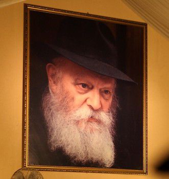 אם הוא נפטר לפני 24 שנים, למה הם מאמינים שהוא חי?