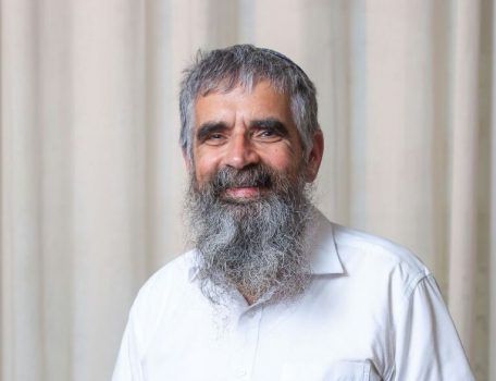 תפילה עם כלי נגינה: האם הרב שרלו שינה את דעתו?