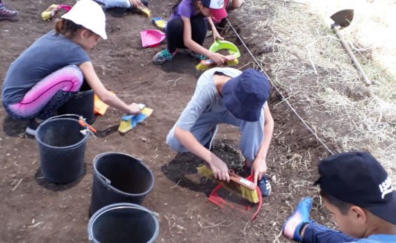 תלמידים מצאו בשרון מטבע בן כ-1,700 שנה