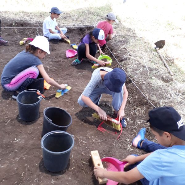 תלמידים מצאו בשרון מטבע בן כ-1,700 שנה