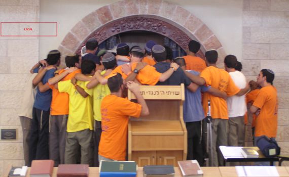 נולדו לתוך הטרגדיה: ילדי הגירוש חוגגים בר מצווה