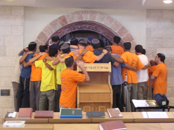 נולדו לתוך הטרגדיה: ילדי הגירוש חוגגים בר מצווה