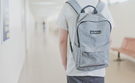 שפיצים באנגלית? ביואל גבע מחפשים אתכם